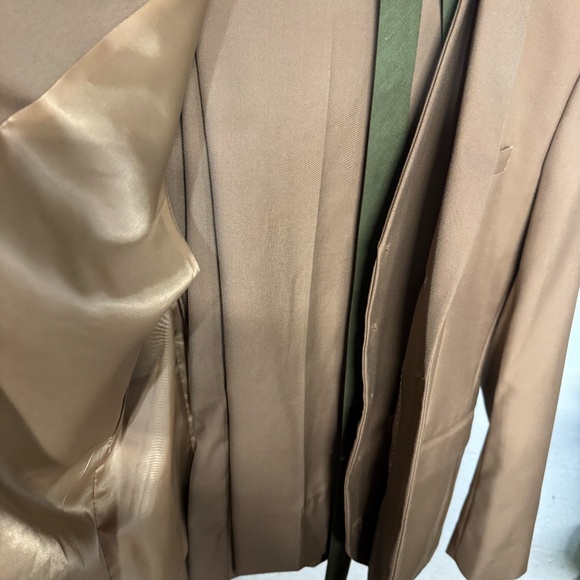 Men's 3 pc Suit - Braveman Carmel color size 40R with Green Tie- only worn once - Picture 4 of 10